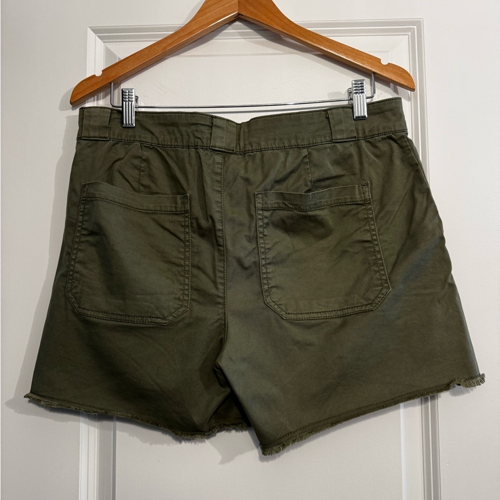 Army/Olive Green Sanctuary Daybreak Shorts. Sz 28.